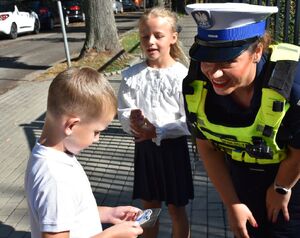 Policjantka z chłopcem i dziewczynką