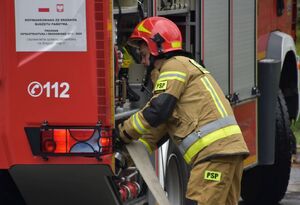 Strażak przy wozie strażackim