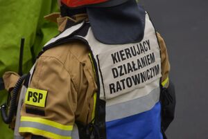 Strażak kierujący działaniami ratowniczymi