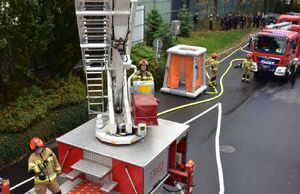Zdjęcie działań strażaków w czasie ćwiczeń - działania kryzysowe
