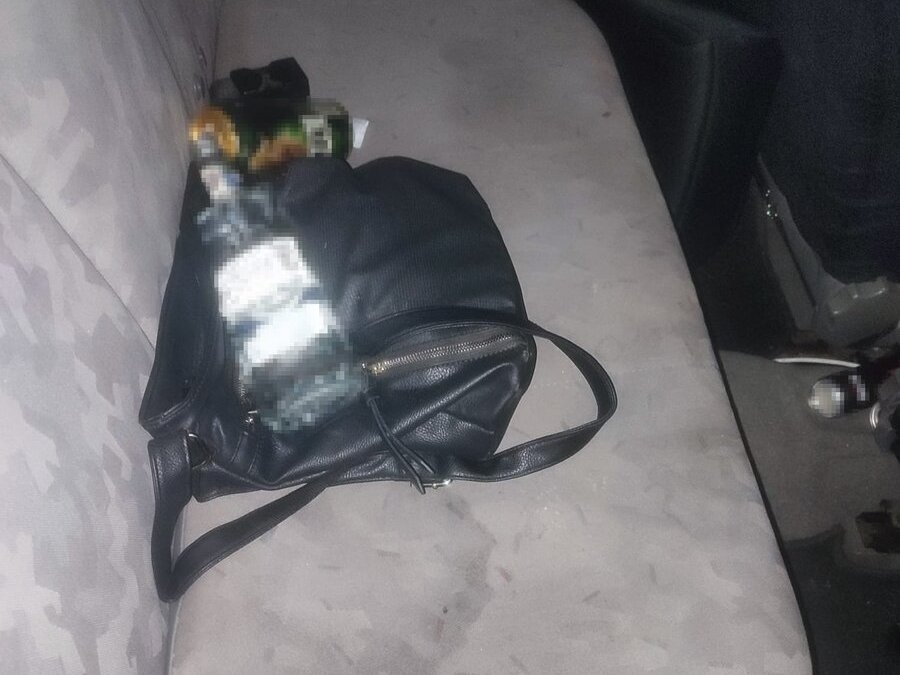 Tylna kanapa Opla, na której leży alkohol