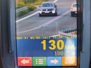 Ekran ręcznego miernika prędkości z zarejestrowanym przekroczeniem prędkości 130 km/h.