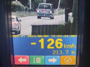 Ekran ręcznego miernika prędkości z zarejestrowanym przekroczeniem prędkości 130 km/h.