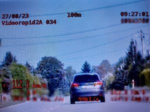 Zdjęcie z policyjnego wideorejestratora ukazujące moment przekroczenia dopuszczalnej prędkości