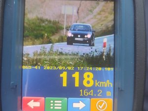 Ekran ręcznego miernika prędkości, wyświetlający zdjęcie mierzonego pojazdu oraz prędkość 118 km/h.