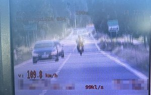 Ekran policyjnego wideorejestratora, wyświetlający zdjęcie mierzonego pojazdu oraz prędkość 109 km/h.