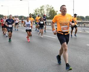 Jasielski policjant biegnie na trasie maratonu.