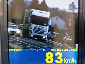 Ekran ręcznego miernika prędkości, na którym widać prędkość ciężarówki oraz moment wyprzedzania na przejściu dla pieszych.