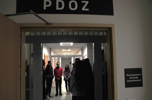 Uczniowie w trakcie zwiedzania policyjnego aresztu