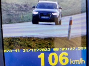 Ekran policyjnego ręcznego miernika prędkości wyświetlający  m.in. mierzony pojazd oraz jego prędkość