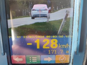 Ekran ręcznego miernika prędkości wyświetlający mierzony pojazd oraz jego prędkość 128km/h