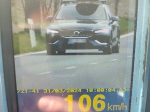 Ekran ręcznego miernika prędkości wyświetlający mierzony pojazd oraz jego prędkość 106 km/h