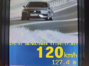 Ekran ręcznego miernika prędkości wyświetlający mierzony pojazd oraz jego prędkość 120 km/h