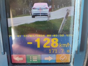 Ekran ręcznego miernika prędkości przedstawiający zdjęcie białego forda z 31 marca br, oraz jego prędkość 128 km/h