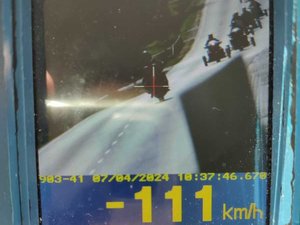 Ekran ręcznego miernika prędkości, na którym widać motocykl oraz jego prędkość