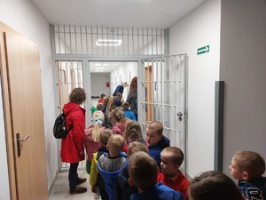 Przedszkolaki podczas zwiedzania policyjnych aresztów