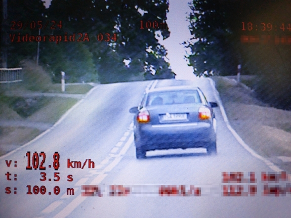 Ekran wideorejestratora z pomiarem prędkości i mierzonym pojazdem