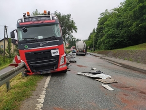 Ciężarowe volvo z widoczną uszkodzoną szybą czołową