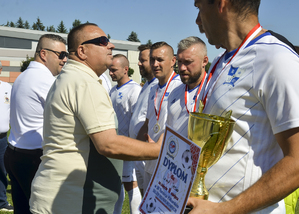 Zawodnicy IOKP Jasło oraz przewodniczący, podczas wręczenia nagród