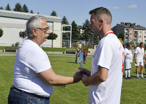 Policjant z IPA Jasło i przewodniczący IPA Jasło podczas wręczania nagrody indywidulanej