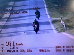Policyjny wideorejestrator pokazujący ujęcie z nagrania z motocyklistami oraz zmierzoną prędkość