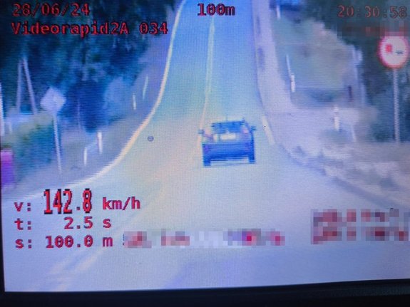 Ekran wideorejestratora z zarejestrowanym przekroczeniem prędkości.