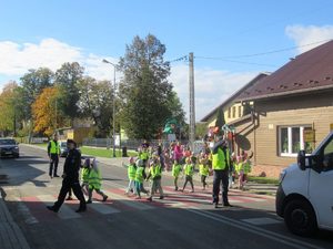 Dzieci wraz z policjantami przechodzące przez przejście dla pieszych