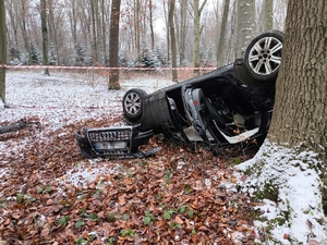 Audi wywrócone na dach