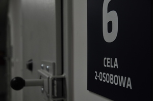Drzwi do jednej z cel oraz jej oznaczenie numerem 6