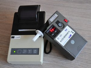 Alkomat leżący na biurku