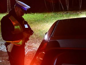 Policjant stojący przy kontrolowanym pojeździe