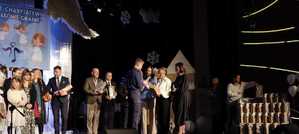 Policjant odbierający podziękowania na scenie