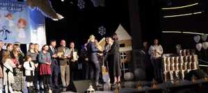 Policjantka odbierająca podziękowania na scenie