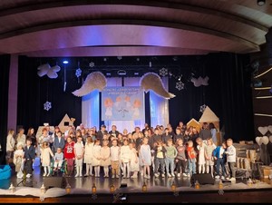 Wszyscy uczestnicy konkursu na scenie