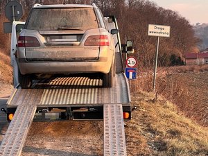 Samochód, którym kierował mężczyzna na lawecie