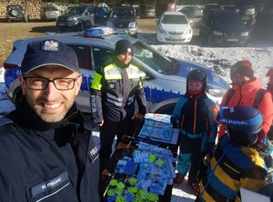 Policjanci robiący sobie selfie z dziećmi