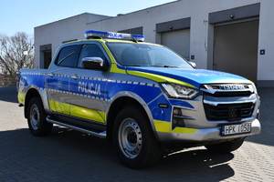 Nowy radiowóz stojący przed garażami komendy