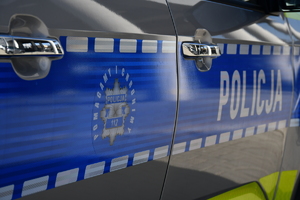 Nowy radiowóz stojący przed garażami komendy