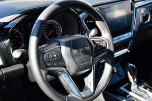 Nowy radiowóz stojący przed garażami komendy