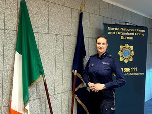 Policjantka pozująca przy fladze Irlandii