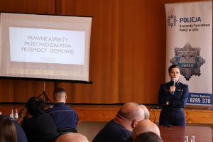 Policjantka podczas wystąpienia