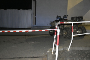 Uszkodzony quad biorący udział w zdarzeniu oraz uszkodzone barierki