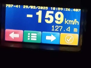 Ekran ręcznego miernika prędkości z zarejestrowanym wykroczeniem