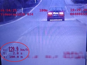 Ekran policyjnego wideorejestratora z zarejestrowaną prędkością