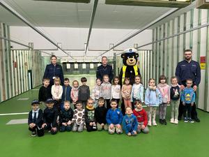 Zdjęcie grupowe z dziećmi na strzelnicy