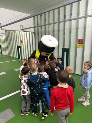 Dzieci przytulające się do misia