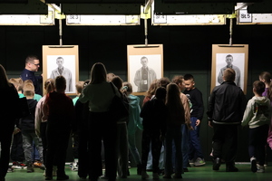 Dzieci przy tarczach strzelniczych