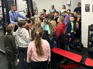 Policjanci i dzieci na siłowni