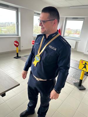Policjant z pamiątkowym medalem