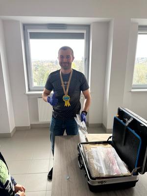 Technik kryminalistyki z pamiątkowym medalem